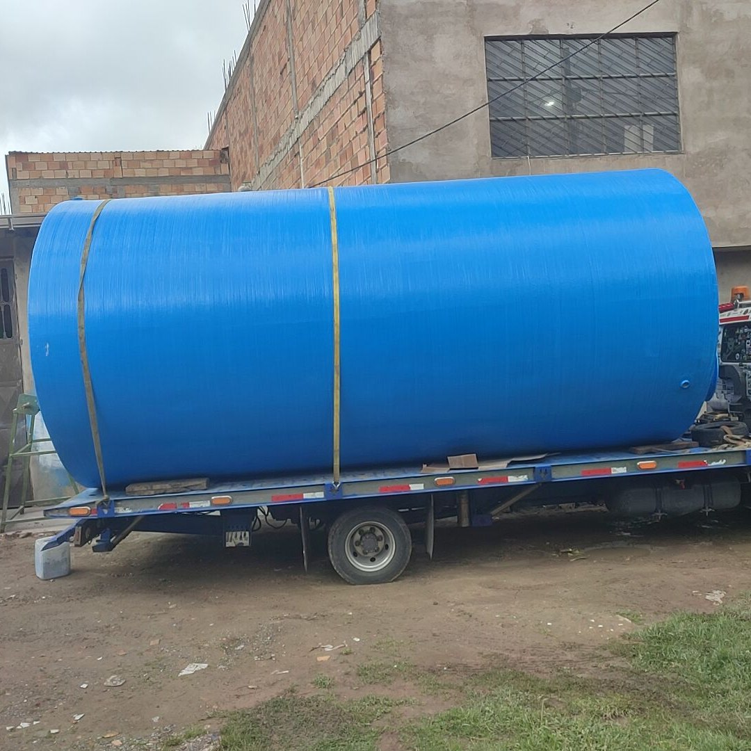 Tanque horizontal azul en fibra de vidrio